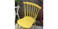 Chaise jaune vintage en bois antiqué